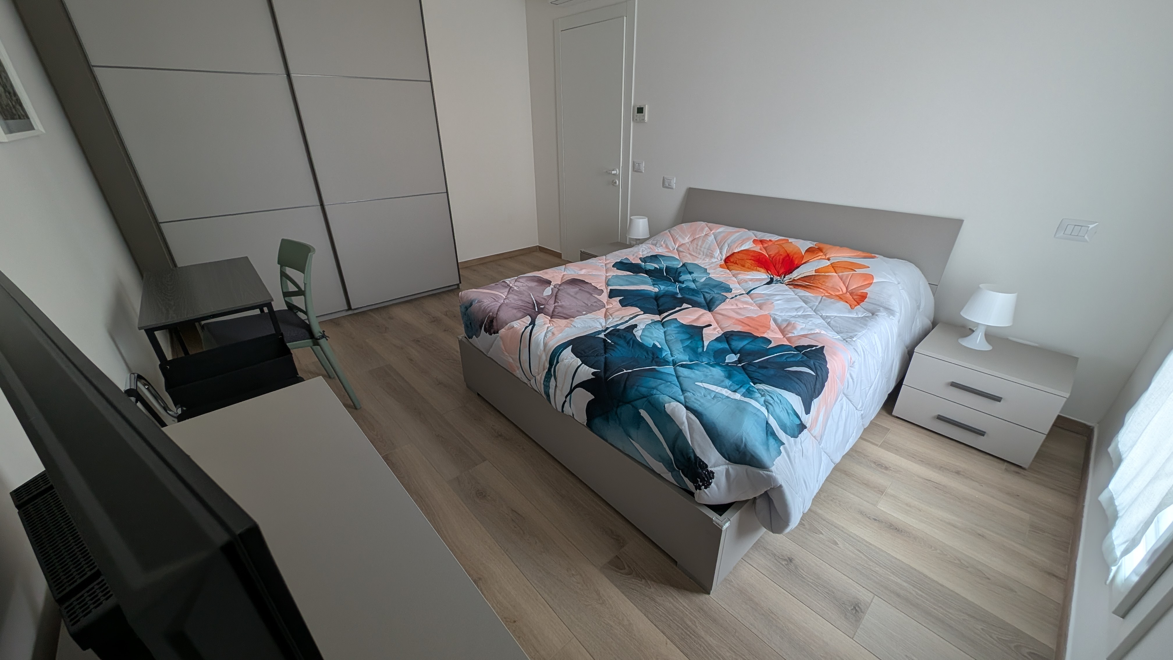 Appartamenti Via Emilia 11 - Camera matrimoniale con TV